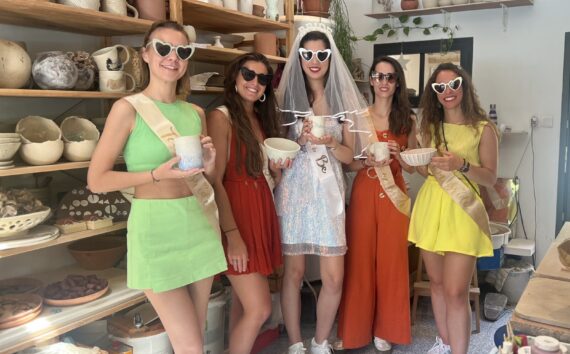Privatisation un groupe de jeunes femmes en EVJF partage une activité poterie